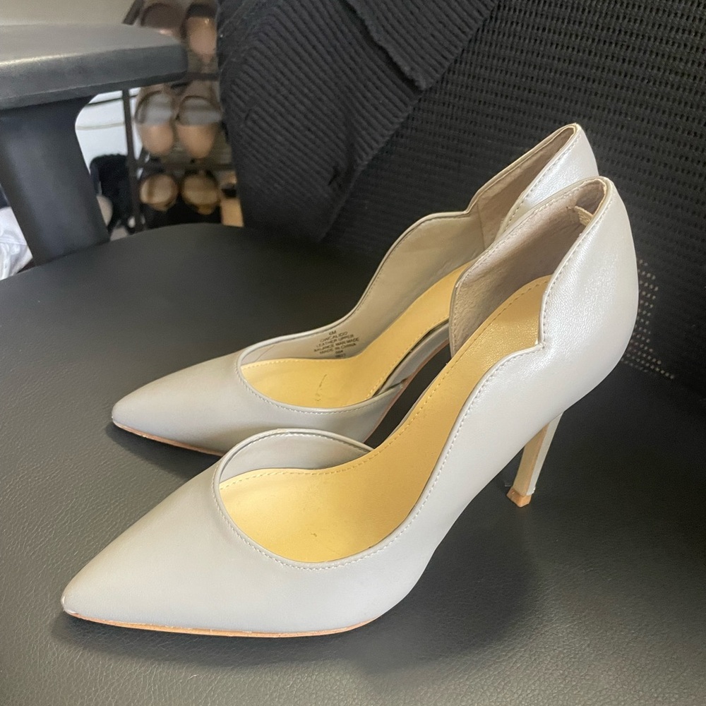 Guess gray pump size 6